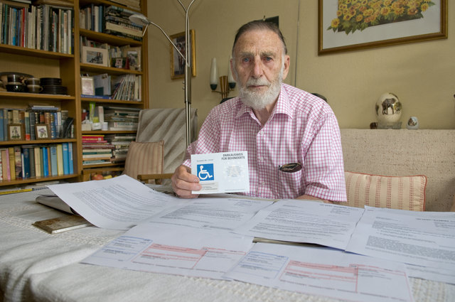 Endlich: Arnold Holubetz hält jene Genehmigung in Händen, für die er so lange gekämpft hatte.