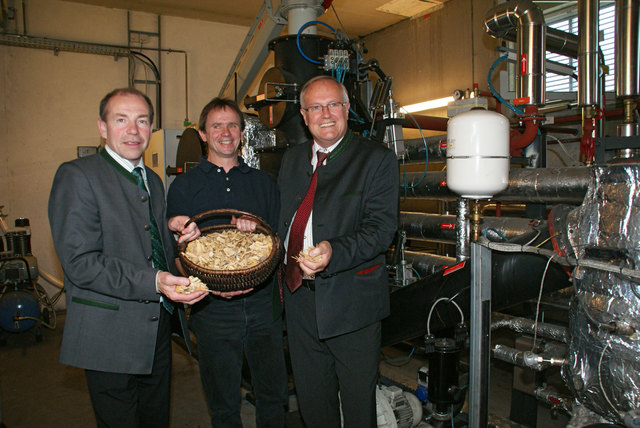 10.000 Betriebsstunden: Max Hiegelsberger (l.) und Franz Reisecker (r.) mit Wolfgang Hörandner.