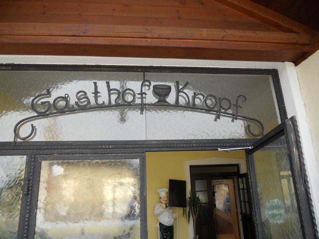 Nun geht's zu Frühschoppen und bestem Mittagessen , auch Torte und verschied. Eis