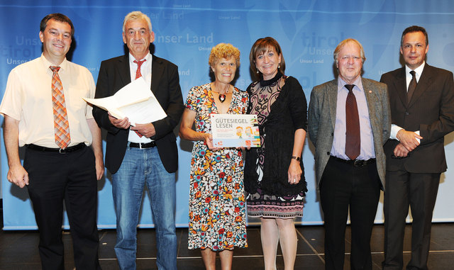 Landesrätin Beate Palfrader (3.v.r.) mit den VertreterInnen der Volksschule Debant. | Foto: Land Tirol