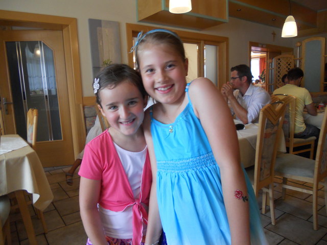 Zwei brave Ministrantinnen