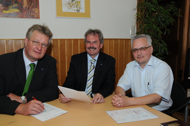 Kam wegen der Wichtigkeit extra ins Gumpoldskirchner Rathaus: Landesrat Mag. Karl Wilfing (m), der sich mit Bürgermeister Ferdinand Köck (r) und Bundesrat Bürgermeister Christoph Kainz traf.