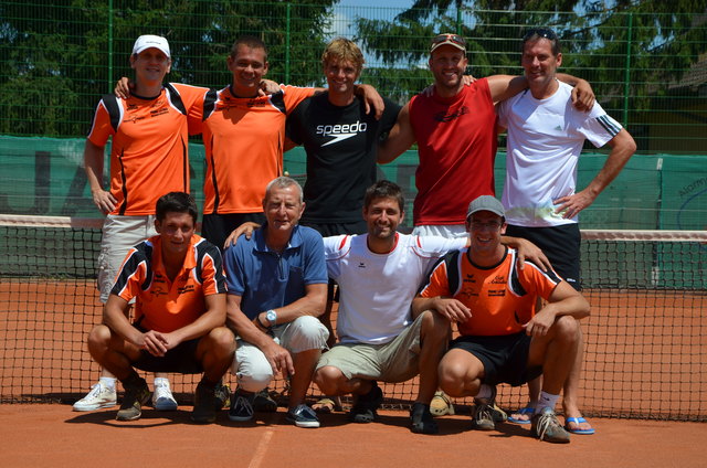 Hinten von links: Jürgen Weilguny, Jürgen Voith, Reinhard Kiefer, Christian Holub u. Manfred Piermayer. Vorne von links: Mario Stockreiter, Obmann Franz Himstedt, Stefan Karrer und Mario Osman. | Foto: privat