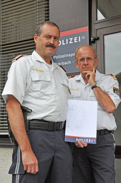 Bezirkspolizeikommandant Herbert Kirschner (rechts) überreicht Johann Thaller, dem neuen Kommandanten der Grenzpolizei, das Ernennungsdekret.