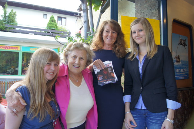 Die HBLW-Medieninformatikleiterin Gabriele Marik überreicht der Kinobesitzerin Anny Mayer-Schönberger das erste Exemplar des Kinomagazins HBLW light. Foto: Kalss