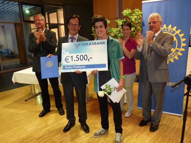 Dr. Peter Hausberger, der Präsident des Rotary Clubs Schwaz, überreicht Lukas Nisandzic den Weiterbildungsscheck über 1.500 Euro. | Foto: Rotary Club Schwaz