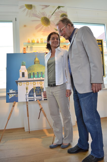 Vater mit Tochter: Apothekerin Caroline mit Künstler Heiner bei der Vernissage in der Apotheke an der Wien.