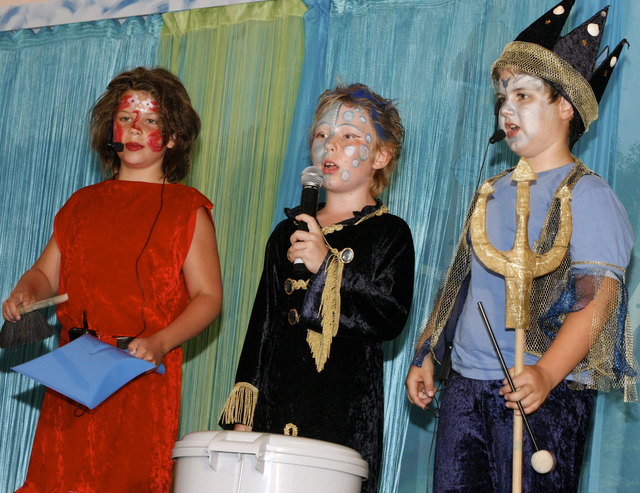 Nixe Lillibell (Laura) mit Glucksi (Nico) und dem Wassermann (Sebastian).