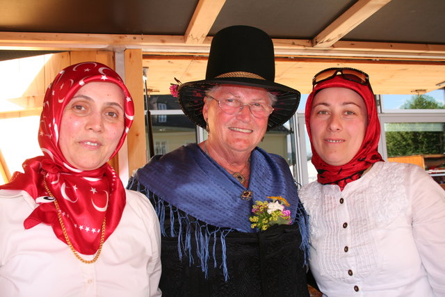 Traudi Schaubensteiner vom Zeller Alttrachtenverein "D'Kitzstoana" mit Canan Kara und Zehra Aydin vom Kulturverein Semiliye.