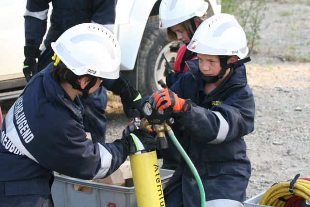 Die Hebekissen werden mit Pressluft gefüllt. Peter ist voll
konzentriert bei der Sache. | Foto: FF Weidling