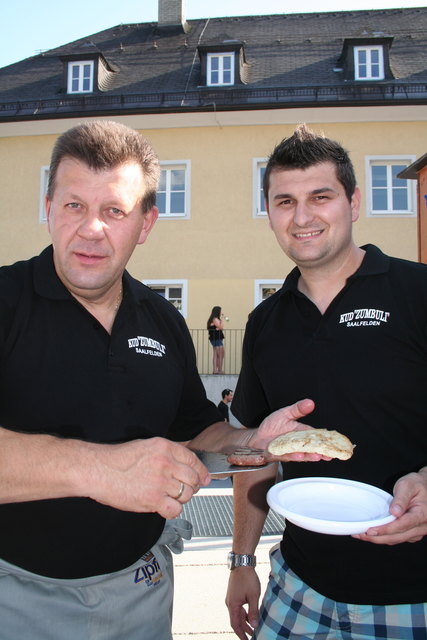 Redjep Cajic und Anel Hafizovic vom bosnischen Kulturverein "Kud Zumbuli" servierten Cevapcici im Fladenbrot.