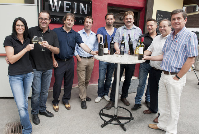 Melanie Wackerle und Manfred Zorzi mit den Winzern aus ganz Österreich.