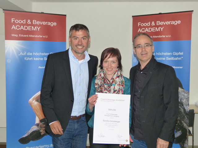 F&B Managerin Sandra Grünberger mit Eduard Altendorfer, Chef der F&B Academy und der Netzwerk Gruppe (re.) und Trainer Fritz Mayr (Netzwerk Gruppe).