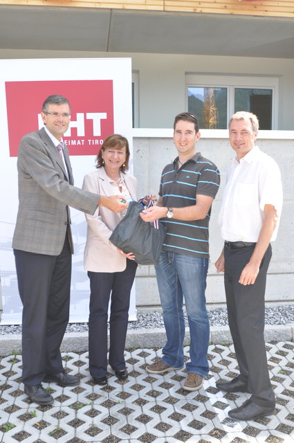 Bgm. Klaus Winkler, LR Beate Palfrader, Mieter Thomas Egger, Dietmar Waldeck (NHT).