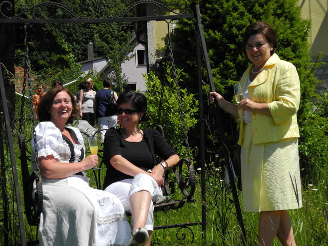 G. Hofbauer, K. Trummer, I. Linsbauer im Garten Riener.