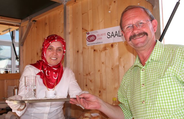 Canan Kara aus Saalfelden serviert Bgm. Reinhard Breitfuss aus Maishofen türkischen Kaffee.