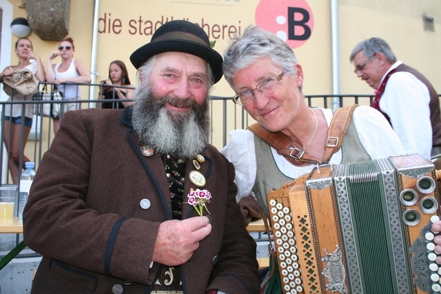 Zwei Protagonisten vom Zeller Alttrachtenverein "D'Kitzstoana": Zuginspielerin Mini Lora und Eberhard Brennsteiner.