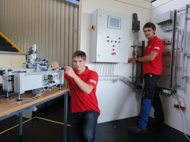 Die ambitionierten Jungfachkräfte Martin Freudenthaler (li) und Andreas Brunner (re) bei der Arbeit.
