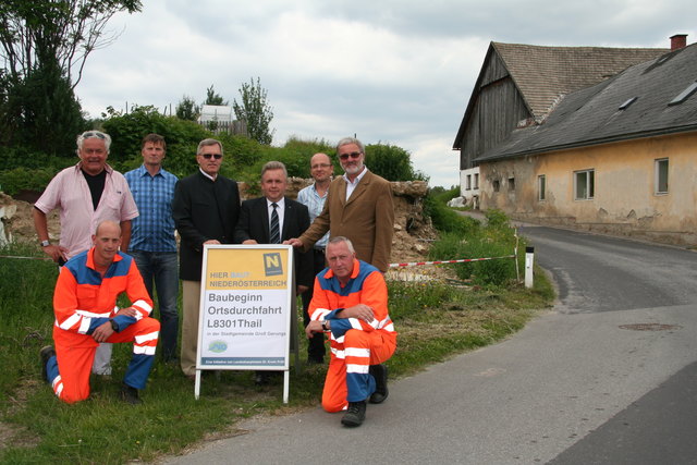 V.l.: Christian Springschitz (Straßenmeister der Straßenmeisterei Groß Gerungs), Gerhard Steininger (Straßenmeisterei Groß Gerungs), Dipl.-Ing. Gerhard Mayer (Leiter-Stv. der NÖ Straßenbaubteilung Krems), LAbg. Franz Mold, Ing. Walter Nothnagel (NÖ Straßendienst), Maximilian Igelsböck (Bürgermeister der Stadtgemeinde Groß Gerungs); kniend links: Christian Binder (Straßenmeisterei Groß Gerungs), kniend rechts: Karl Höchtl (Straßenmeisterei Groß Gerungs).