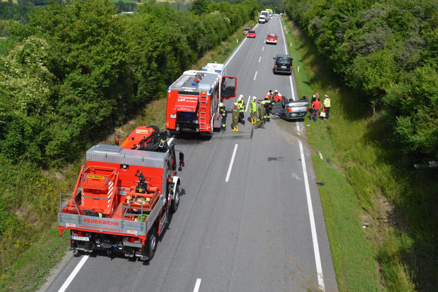 Schwerer Crash: Die FF Markt Piesting barg den zerstören Pkw.