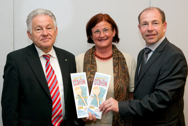 V.l.: Landeshauptmann Dr. Josef Pühringer, Fachinspektorin DI Veronika Schnetzinger und Landesrat Max Hiegelsberger präsentieren die Ferienaktion.
