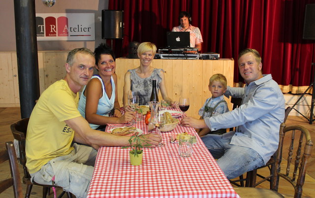 DJ Chris Ha, Ursula Zechner (mitte) und Tomas Fetty (links), mit Andrea Polak und Ilian mit Vater Alexander Strobl von der Formation Blickdicht.