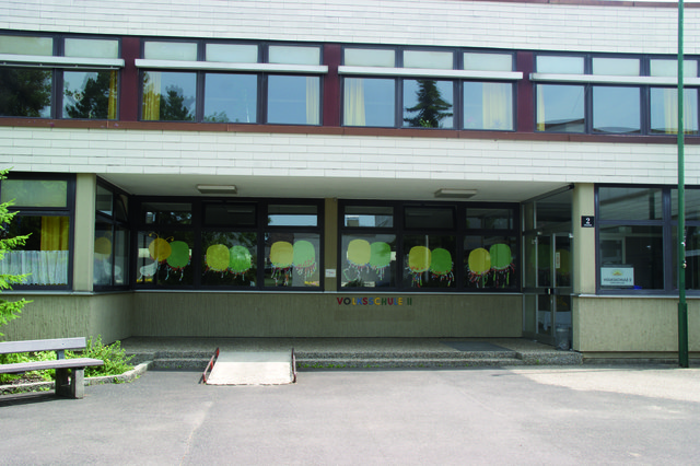 Die Volksschule 2 wurde 1974 errichtet. Eine Sanierung des Gebäudes steht demnächst an.