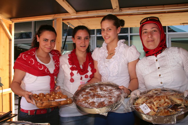 Dieses Quartett bot süße türkische Spezialitäten an: Cagla und Merve Kara, Ayca Kurt und Zehra Aydin.