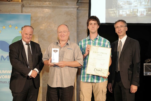 Der EMAS-Preis wurde am 20. Juni im Rahmen der EMAS-Konferenz von Andreas Tschulik (Abteilungsleiter im BMLFUW – ganz rechts im Bild) und Georg Wailand (Herausgeber des Wirtschaftsmagazins GEWINN – ganz links im Bild) an den GF Franz Baumann (links) und den Umweltmanager Manuel Furtlehner (rechts) überreicht. | Foto: Privat