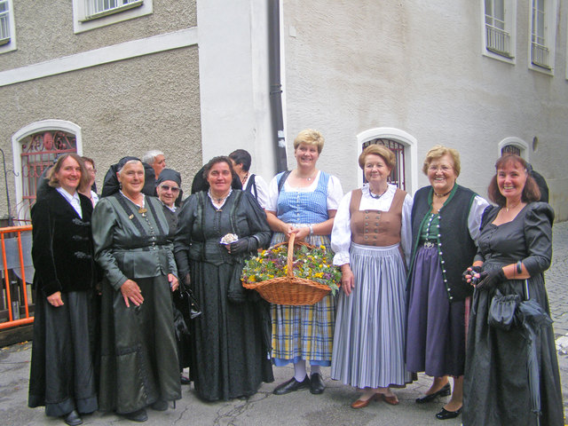 Zum "Tag der Tracht" laden die Goldhaubenfrauen Braunau-Stadt und Haselbach.