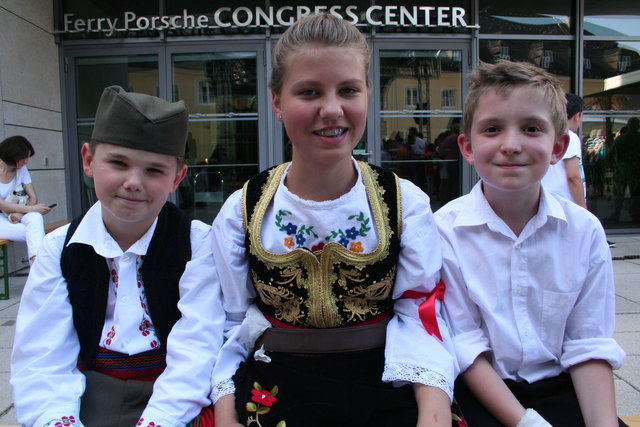Jovan, Ivona und Neven vom serbischen Kulturverein "KUD Harmonika" vor ihrem Auftritt beim Fest der Kulturen 2012.