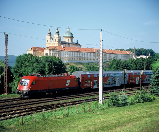 Klimafreundlich unterwegs: Eine Reise mit der Bahn verursacht nur ein Zehntel des CO2-Ausstoßes, den ein Pkw erzeugt.
