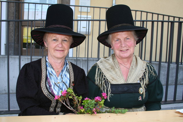 Veroniks Danzl und Kathi Loipold, ebenfalls vom Zeller Alttrachtenverein "D'Kitzstoana".
