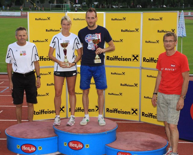 Tagessieg für Andrea Oberbichler und Daniel Hackhofer beim „Int. HERVIS Läufermeeting 2012 Lienz“ mit Rennleiter Bernd Bürgel (links) und Hermann Niederegger vom Sporthaus HERVIS 	Lienz. | Foto: Alfred Kofler