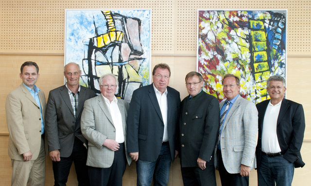 (v.l.n.r) Friedrich Pöttinger, Msc (Wels Strom GmbH), Josef Stinglmayr (AESTUS), Erich Rondonell (E-Werk Wels AG), Bgm. Andreas Stockinger (Gemeinde Thalheim), Erich Hörtenhuemer (AESTUS),  Gerhard Weiß (E-Werk Wels AG), DI Ernst Infuhr (Wels Strom GmbH) | Foto: E-Werk Wels