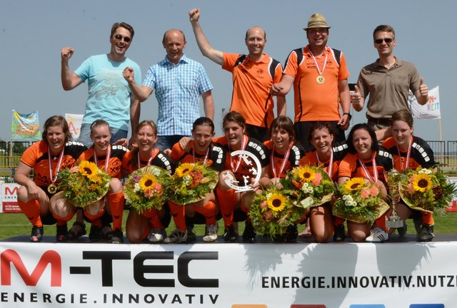 Mit dem dritten Titel in Folge klappte es "dahoam". Arnreit ist die beste Faustball-Mannschaft Österreichs auf dem Feld. | Foto: Manfred Lindorfer