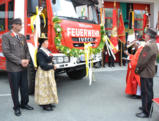 Segnung TLFA 1500: Pfarrer S. Fernandez (re, mit Kdt. ÄT. Baumann), Patin A. Niedermoser, Komm.-Stv. G. Braun. | Foto: ersiBILD