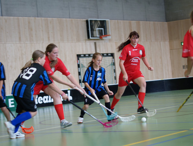 Szene aus dem Spiel UHC Alligator Rum (blau) gegen den IBC Leoben (rot)