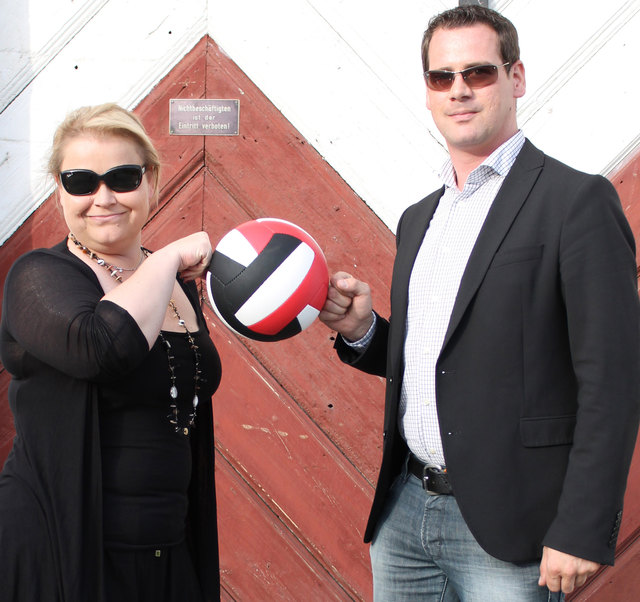 Freuen sich schon auf das Match: Sandra Kaiser von der BezirksRundschau und Jürgen Gruber von der JW.
