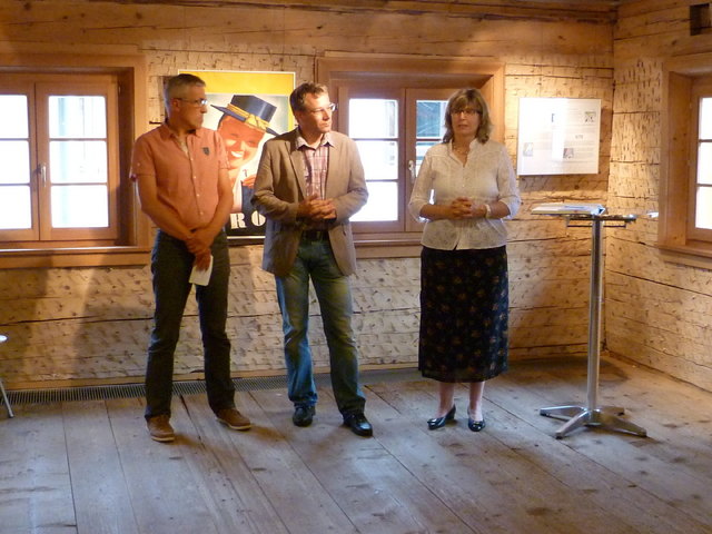 J. Obwaller, Obm. TVB TT, Bgm Eberle, Tannheim, S. Skelac, Kuratorin bei der Begrüßung, Plakat: A. Zelger