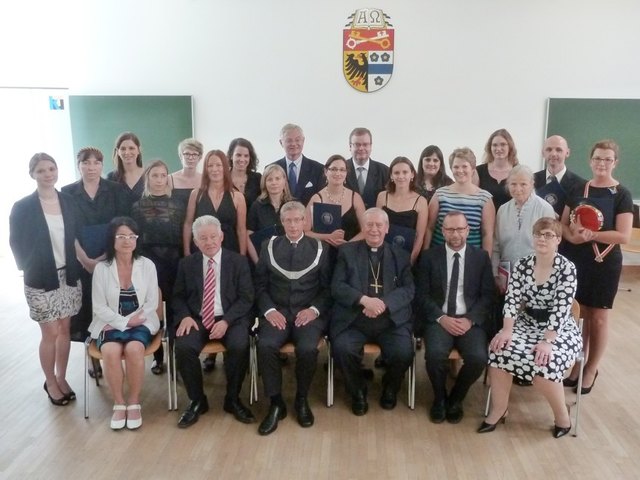 Vorne sitzend von li: Präsens Univ.-Prof.in DDr.in Monika Leisch-Kiesl, Studiendekanin IKP, Ehrensenator Landeshauptmann Dr. Josef Pühringer, Rektor Univ.-Prof. Dr. Ewald Volgger OT, Bischof Dr. Ludwig Schwarz SDB, Univ.-Prof. Dr. Günther Wassilowsky, Promotor, Univ.-Prof.in Dr.in Hildegard Wustmans, Studiendekanin Theologische Fakultät
AbsolventInnen von li: Anna Maria Brunnhofer, Inga Valentinovna Pakina, Andrea Maria Gintner, Eugenia Seriakov, Katrin Baumgarnter, Sandra Halmdienst, Stefanie Brandstetter, | Foto: Katholisch-Theologische Privatuniversität Linz