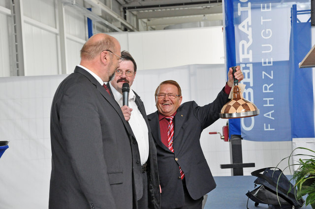 Wilhelm Oberaigner (Mitte) schenkt dem Wirtschaftsminister von Mecklenburg-Vorpommern, Harry Glawe (links), einen Eisstock – handgemacht von Hermann Wögerbauer (rechts).