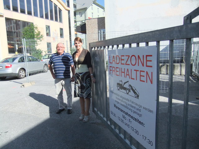 Der Bauzaun und ein Audi behindern indirekt die Zufahrt zum Baumarkt von Franz und Sonja Pittracher.