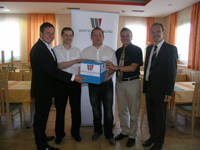Nach der Wahl: WB-Direktor Kurt Egger, Heinz Stöhr, Manfred Walter, Manfred Krisper mit Bgm. Johann Kaufmann (v.l.).