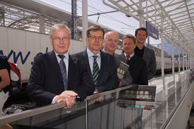 ÖBB-Projektleiter Thomas Wörndl, Prokurist Hans Wehr, Verlagsleiter Gerald Klonner, Landeskonservator Ronald Gobiet und Architekt Gerhard Wittfeld am renovierten, denkmalgeschützten Bahnsteig 1.