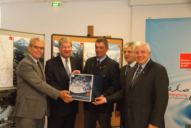 Die Tiwag-Vorstände A. Fraidl und B. Wallnöfer mit den Bgm. P. Raich, H. Kofler und G. Witting.