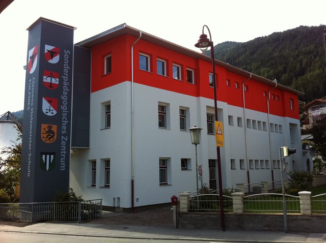 Die Clemens Holzmeister Schule im Ortskern von Fulpmes