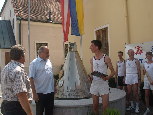 Vizebürgermeister Karl Koll und GR Herbert Benischek unzerzeichnen die Grußbotschaft und wünschen viel Glück auf der weiteren Reise