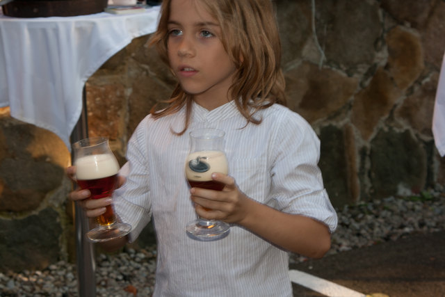 Levi Luckart servierte den interessierten Gästen gekonnt gestacheltes Bier.