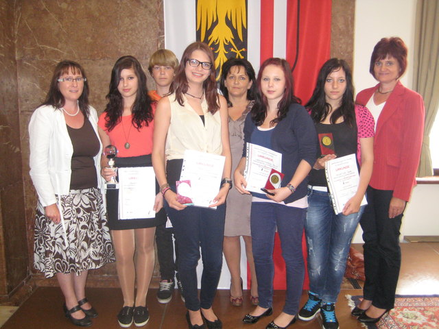 v. l. n. r.: Sabine Bauernfeind (Fachbereich H/B), Christina Holzer, Julian Hanusch, Klara Pree, Gisela Kreimer (Fachbereich DLk), Hanna Leonhartsberger, Sarah Aichinger, Dir. Ludmilla Lumesberger | Foto: Privat